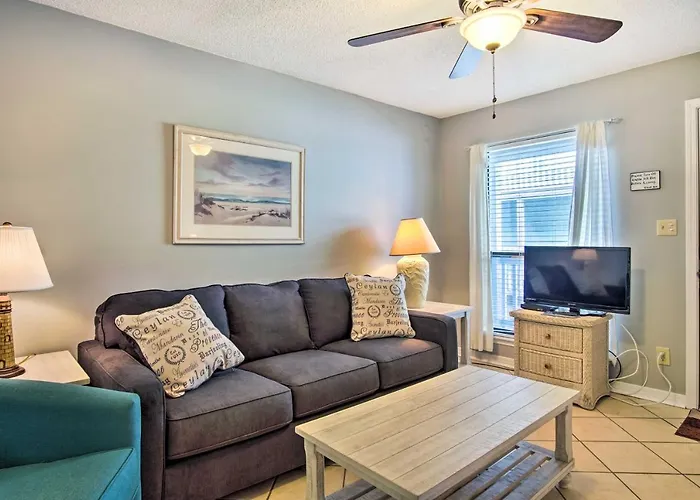 W/ Pool Access: Steps To Beach! Holiday home