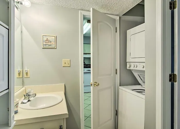 Holiday home W/ Pool Access: Steps To Beach!