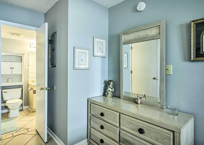 Holiday home W/ Pool Access: Steps To Beach! *
